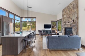 House (3 Bedrooms) | Exterior