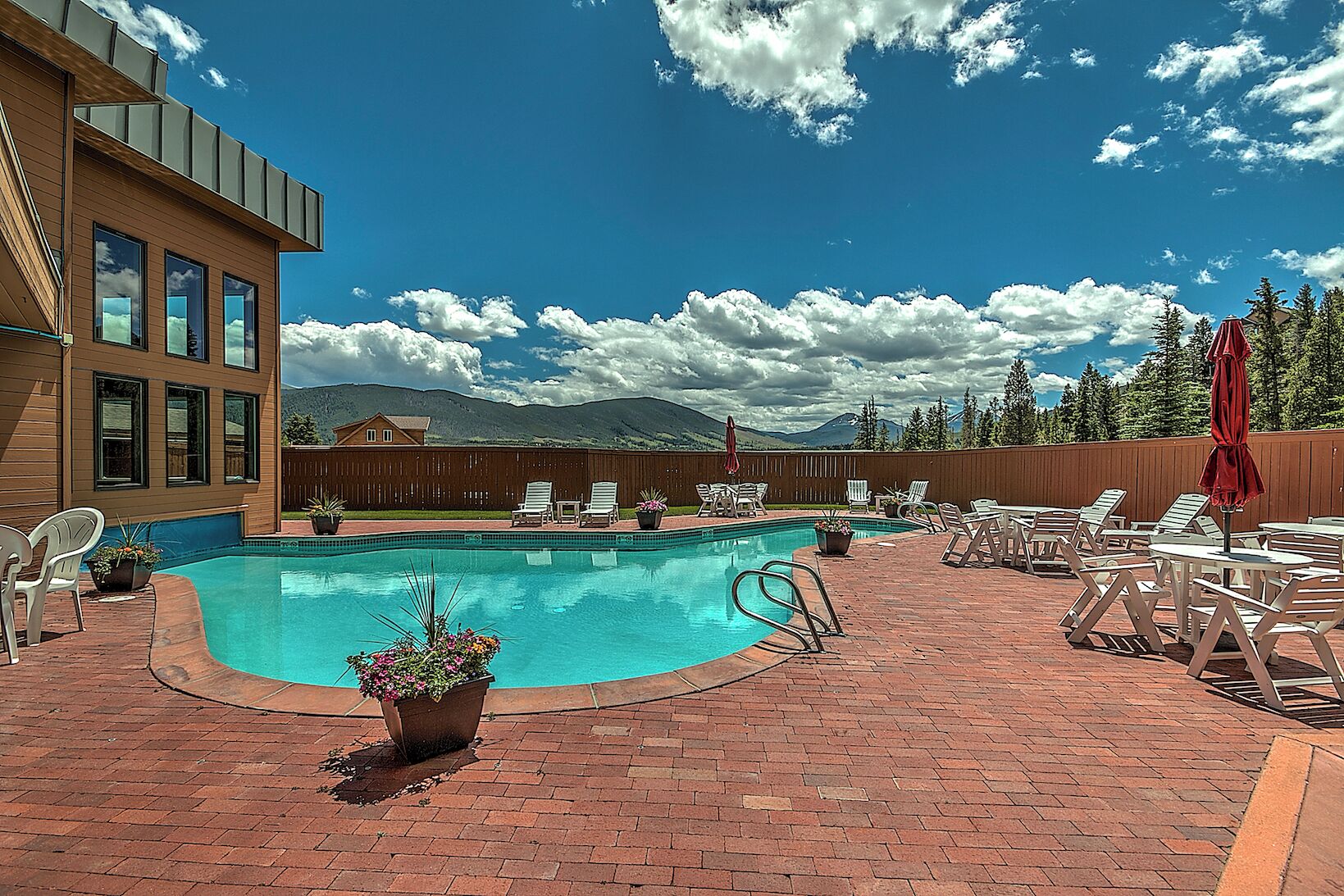 House (4 Bedrooms) | Exterior