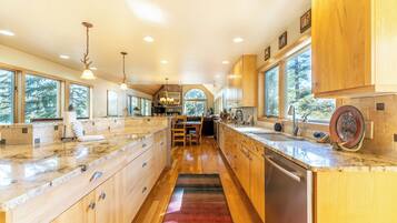 House (4 Bedrooms) | Exterior