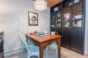 Condo, 1 Queen Bed | Dining