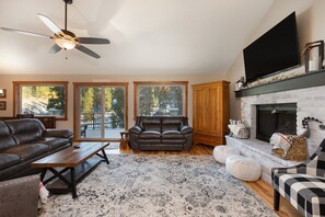 House, 5 Bedrooms | Living room