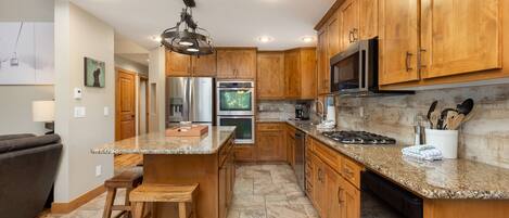 House, 5 Bedrooms | Private kitchen | Oven, toaster, cookware/dishes/utensils