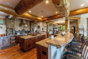 House (4 Bedrooms) | Exterior