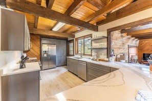 House (5 Bedrooms) | Exterior