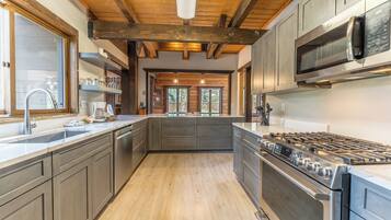 House (5 Bedrooms) | Exterior