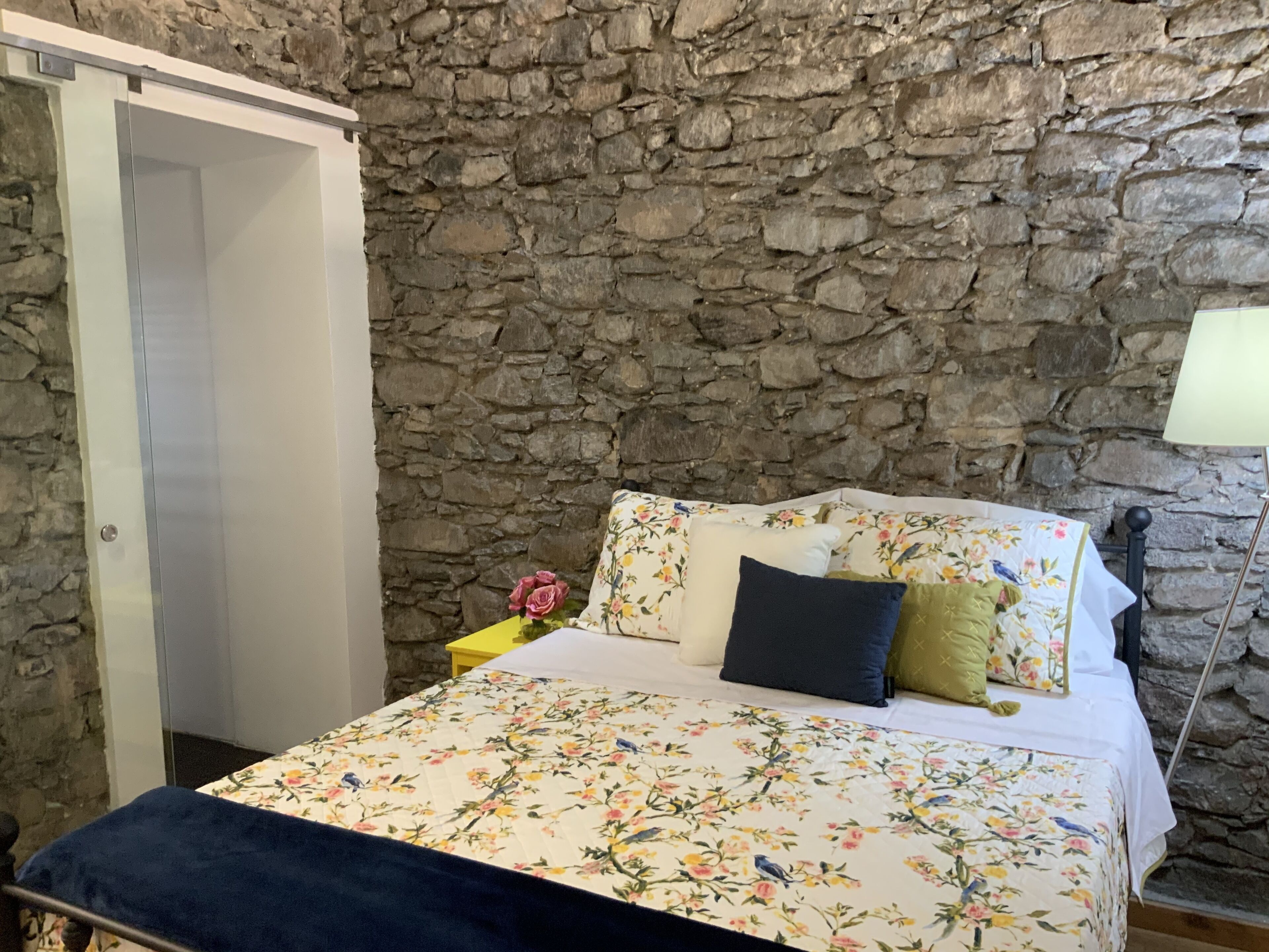 1 habitación, tabla de planchar con plancha, wifi gratis y ropa de cama 