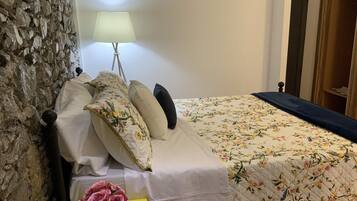 1 dormitori, planxa i posts de planxar, wifi gratuïta i roba de llit