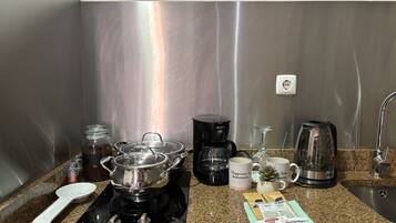 Refrigerador, microondas, horno, placa de cocina