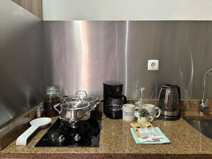 Refrigerador, microondas, horno, placa de cocina