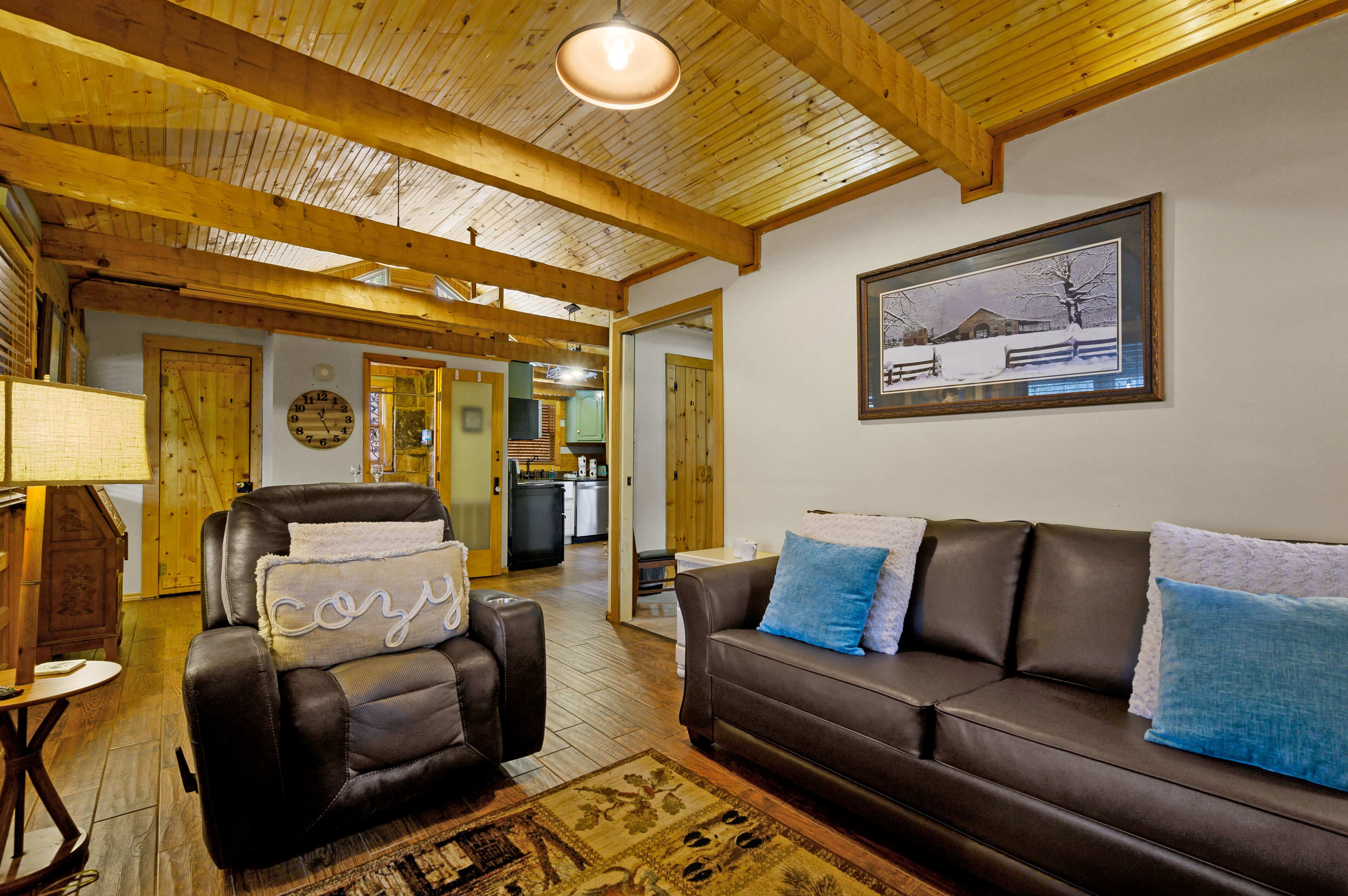 Smart TV, caminetto, libri, impianto stereo