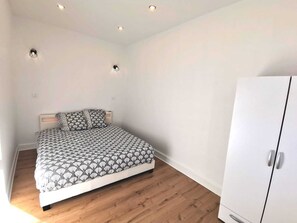 1 chambre, fer et planche à repasser, Wi-Fi gratuit, draps fournis