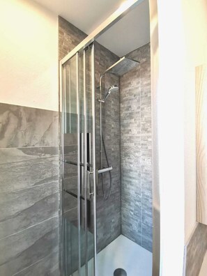 Shower, hair dryer, towels, shampoo