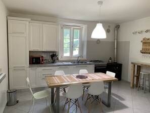 Frigorífico, horno, placa de cocina y lavavajillas