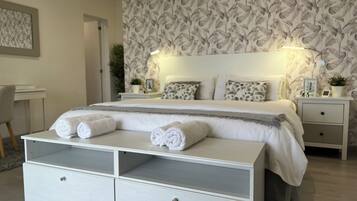 7 chambres, coffres-forts dans les chambres, bureau