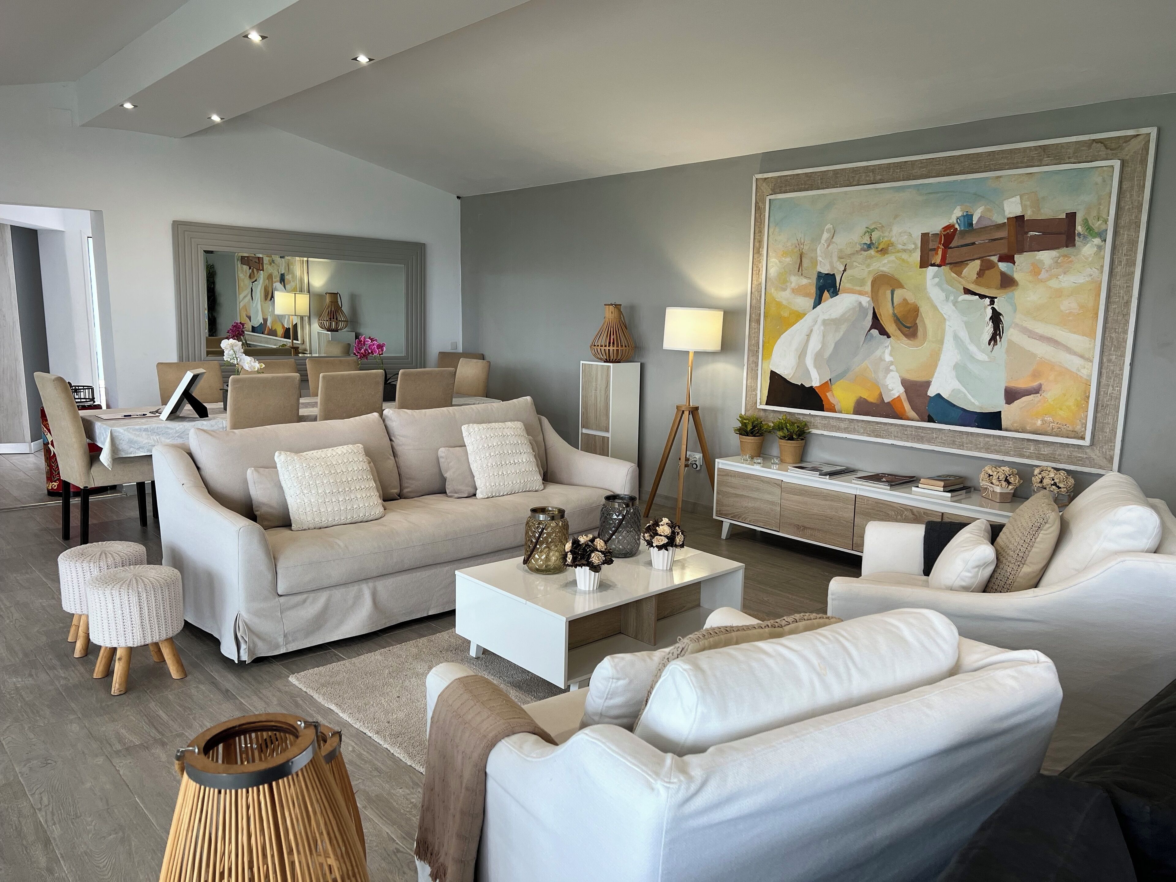 Een smart-tv en een open haard