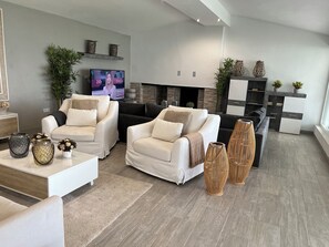 Smart TV, fireplace - Malibú Ocean Villa (Santa Cruz De Tenerife)