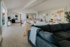 Una Smart TV, una chimenea