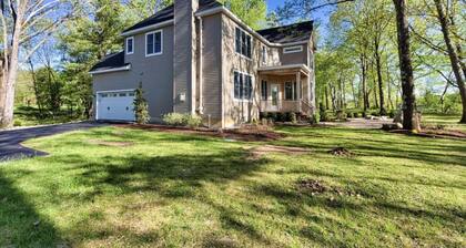 Riverfront home on the Hudson, minutes to Saratoga