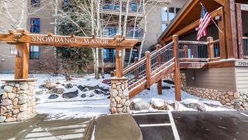 Condo, 2 Bedrooms | Property grounds