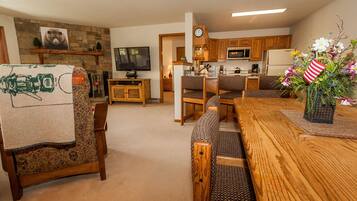 Condo, 2 Bedrooms | Living room