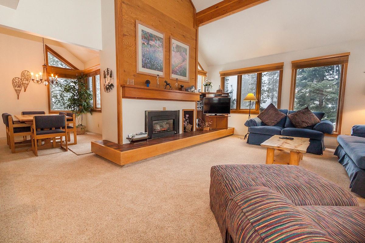 Condo, 2 Bedrooms | Living room