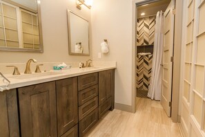 Appartamento, 2 camere da letto | Bagno | Asciugamani