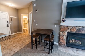 Condo, 2 Bedrooms | Dining