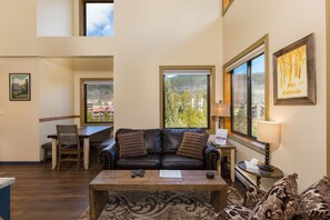 Huoneisto (2 Bedrooms) | Olohuone | Televisio