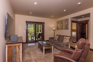 Huvila (3 Bedrooms) | Oleskelualue | Televisio, takka, kirjoja