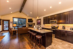 Pientalo, 4 makuuhuonetta | Yksityinen keittiö | Mikroaaltouuni, uuni, liesi, astianpesukone