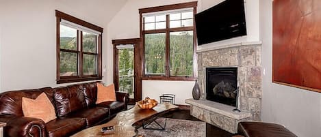 Townhome, 3 Bedrooms | Living room | TV, fireplace, books