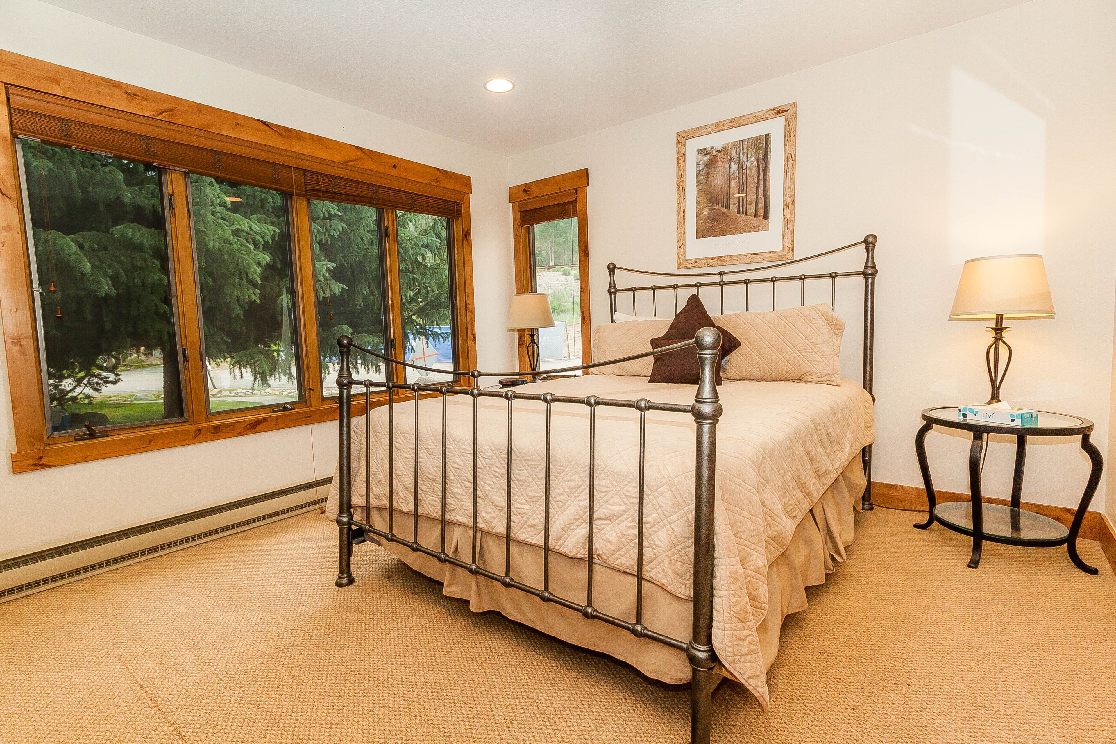 1 غرفة نوم وبديكورات فريدة لكل غرفة وطراز فريد لكل وحدة ومكواة/لوح كي