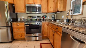 Condo, 4 Bedrooms | Private kitchen | Microwave, oven, stovetop, dishwasher