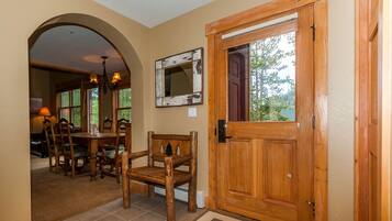 Condo, 4 Bedrooms | Living room | TV, books