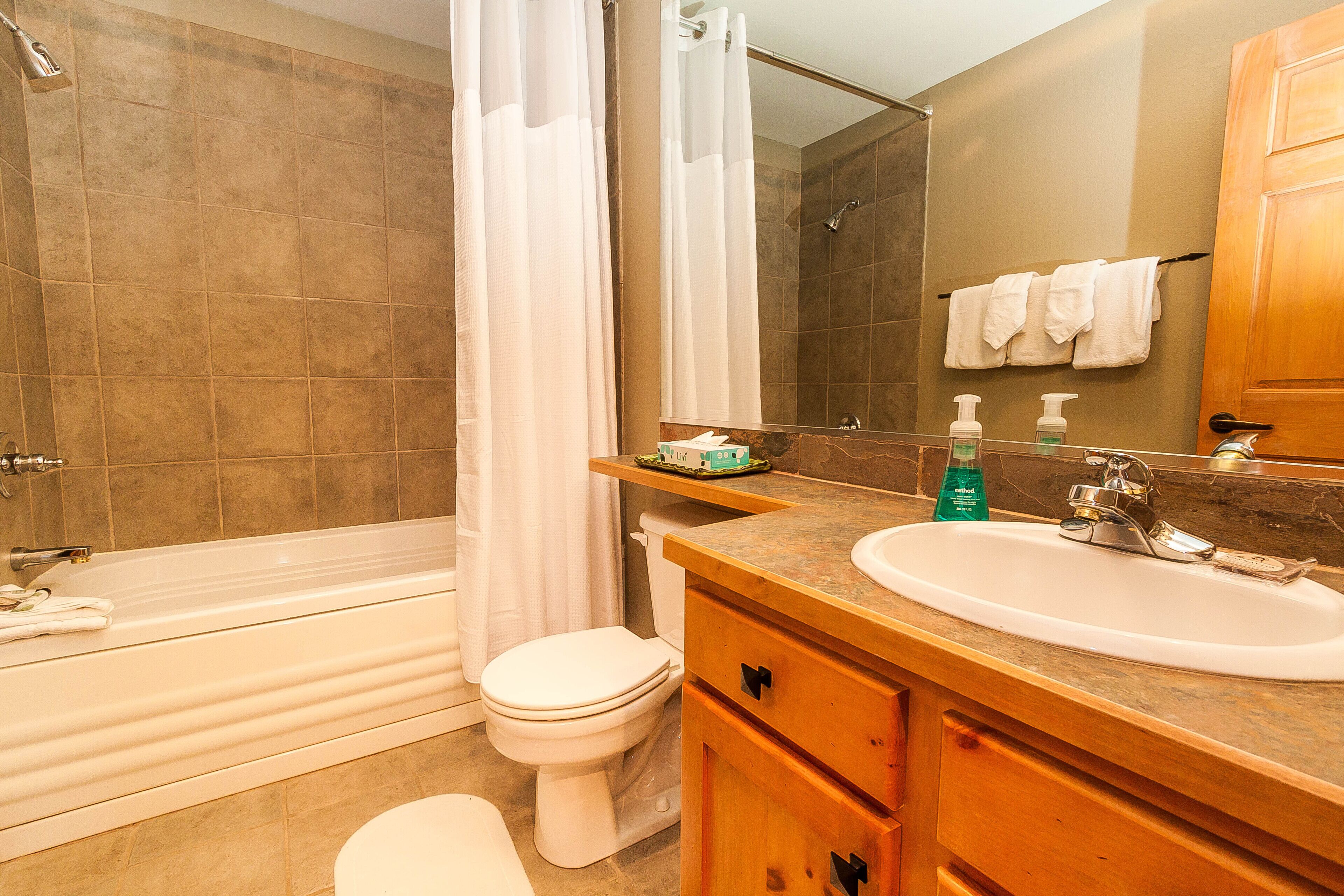 Un baño con bañera, inodoro y lavabo.