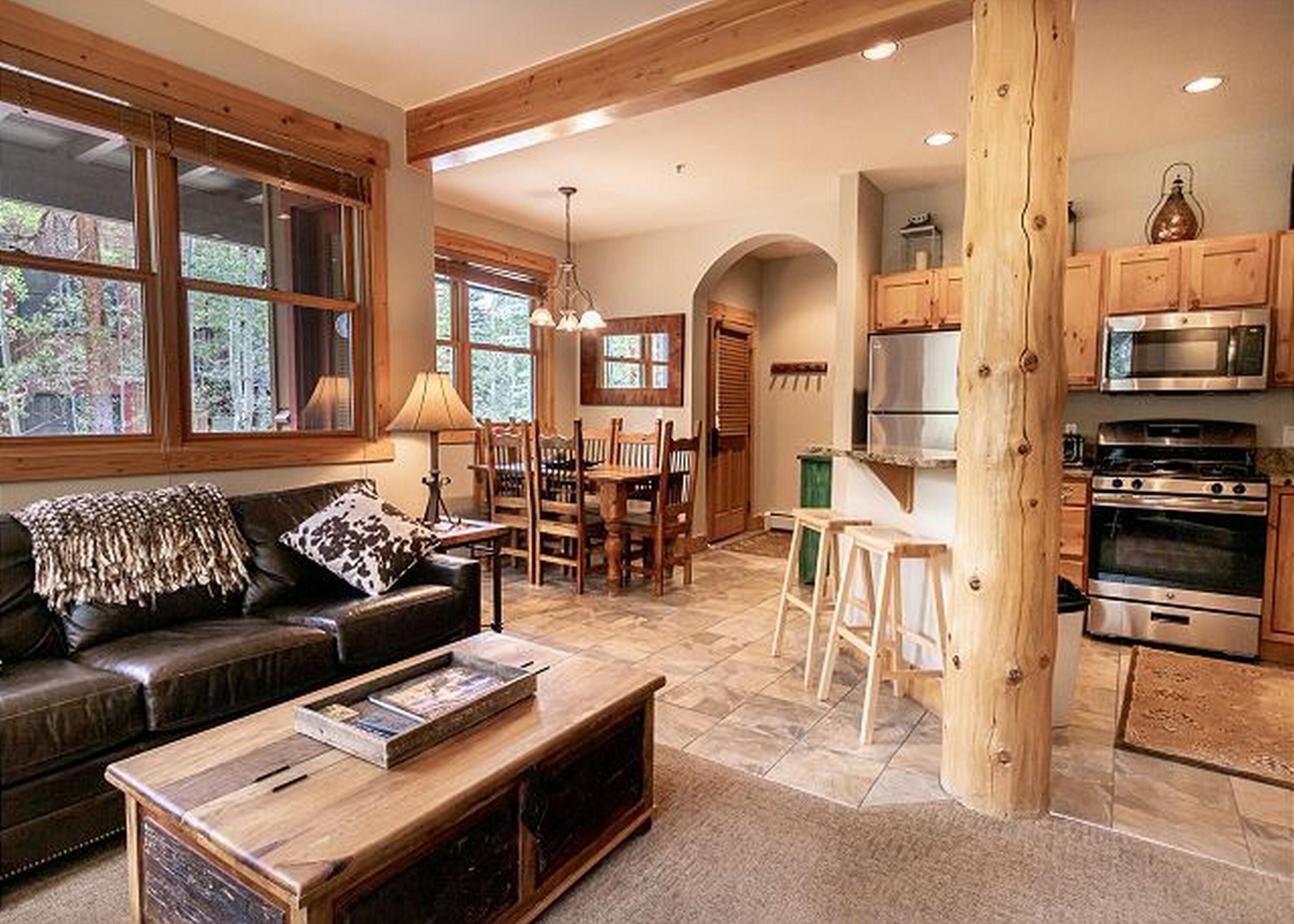 Condo, 2 Bedrooms | Living room | TV, books