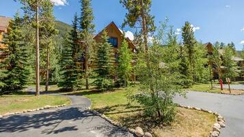 Condo, 2 Bedrooms | Property grounds