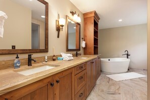 Villa (4 Bedrooms) | Exterior