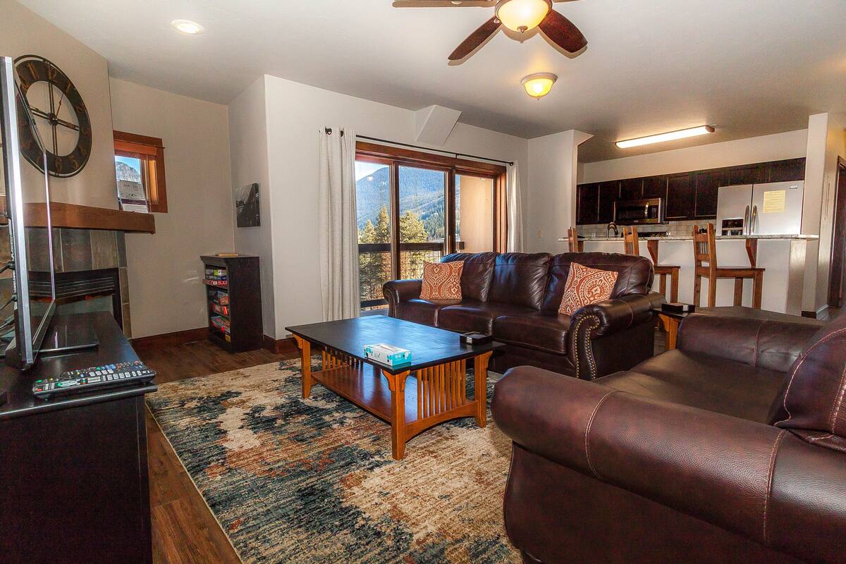 Condo, 3 Bedrooms | Living room