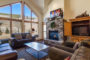 Condo, 4 Bedrooms | Living room