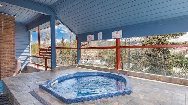 Un área de jacuzzi con vista a un barrio residencial.