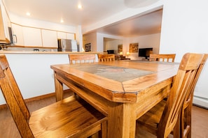 Condo, 2 phòng ngủ | Khu ăn uống