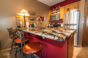 Condo, 1 quarto | Cozinha privada | Micro-ondas, fogão, cooktop, lava-louças
