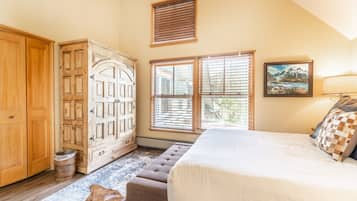 Condo, 3 Bedrooms | 2 bedrooms, individually decorated, individually furnished