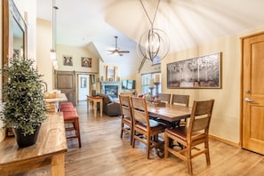 Appartement, 3 slaapkamers | Dineren op de kamer