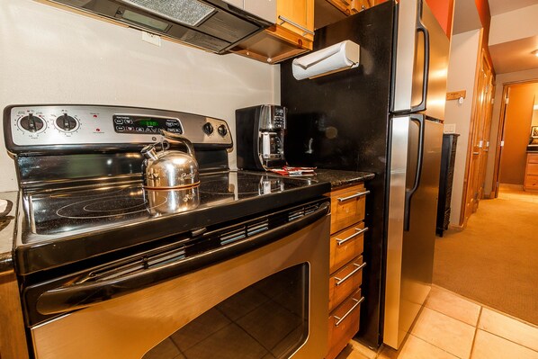 Condo, 2 quartos | Cozinha privada | Fogão, talheres/pratos/utensílios de cozinha