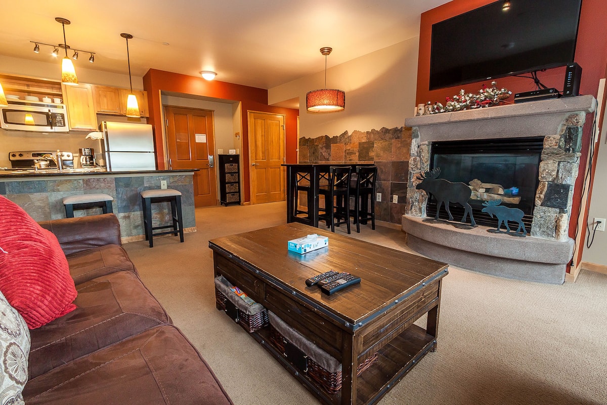 Condo, 2 Bedrooms | Living room