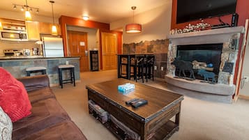 Condo, 2 Bedrooms | Living room