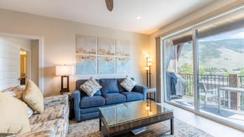 Condo, 2 Bedrooms | Living room