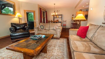 Condo, 2 Bedrooms | Living room